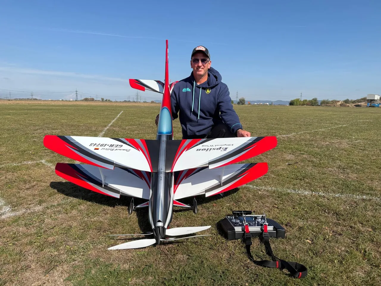 Christian Banghard mit seinem F3A-Kunstflugmodell auf dem Flugplatz
